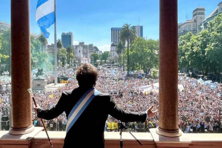 La pobreza en Argentina bajó al 34,8% en el cuarto trimestre del año, según la UTDT
