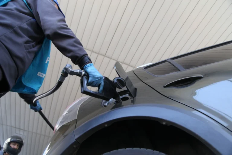 Cuáles son las promociones con descuentos de hasta 30% en diciembre que alivia a los automovilistas?