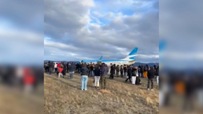 Carmen Barbieri y Marcelo Polino, evacuados de un avión por una amenaza de bomba