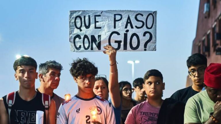 Qué pasó con Gio?: familiares y amigos del adolescente que apareció muerto en el parque España marcharon en silencio y con velas al lugar