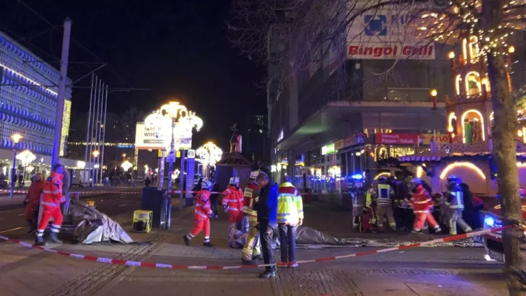Atropello masivo en un mercado navideño: 1 muerto y 30 heridos