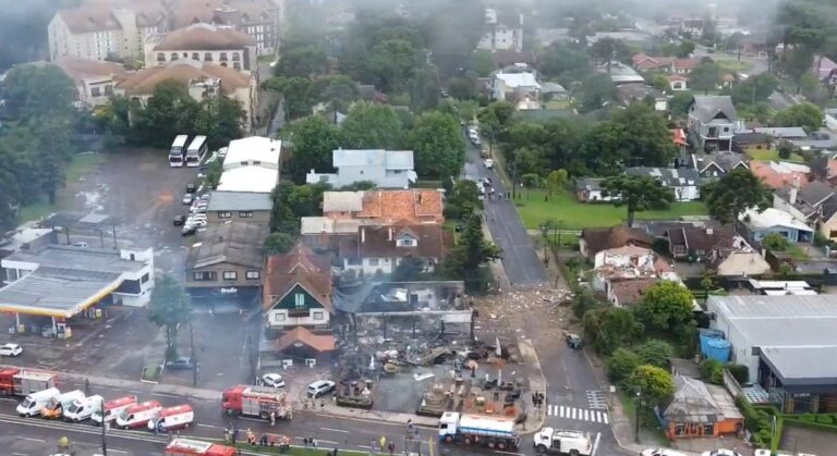 Avioneta cayó en zona comercial de Gramado, Brasil: murieron los 10 pasajeros y hay 17 heridos