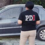 220416-prendieron-fuego-el-auto-de-un-empleado-penitenciario-frente-a-la-jefatura-de-policia