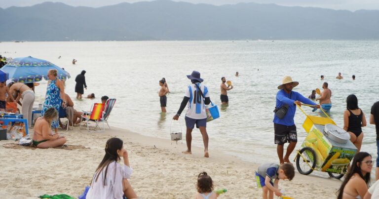 Alerta en las playas del sur de Brasil por brote de gastroenterocolitis este verano de 2025