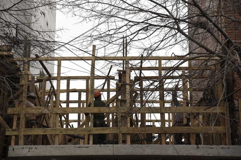 Histórica caída de la construcción