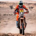 275515-luciano-benavides-ayudo-a-un-colega-gano-la-etapa-8-y-suena-con-el-rally-dakar-en-motos