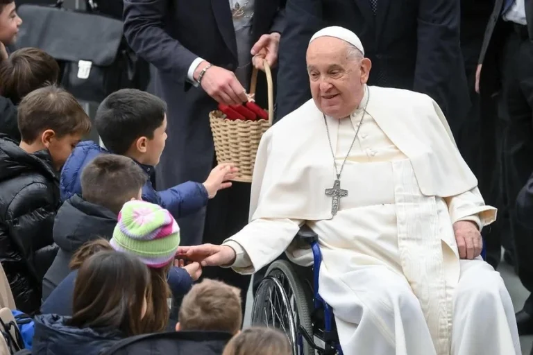 El papa Francisco se cayó y le inmovilizaron el brazo