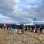 306009-carmen-barbieri-y-marcelo-polino-evacuados-de-un-avion-por-una-amenaza-de-bomba