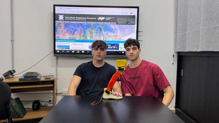 Dos estudiantes de la UTN crearon una prótesis robótica para personas amputadas