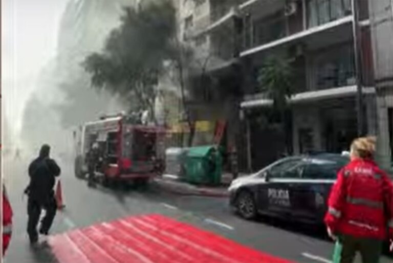 Incendio en Recoleta: impresionantes llamaradas en un departamento en avenida Callao