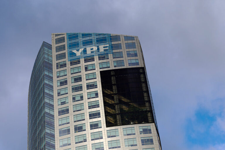 Proyectos para blindar las acciones de YPF