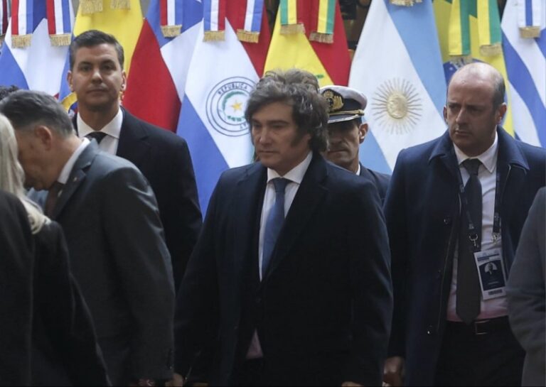 Milei amenazó con romper el Mercosur «si se insiste en el camino que no dio resultado»