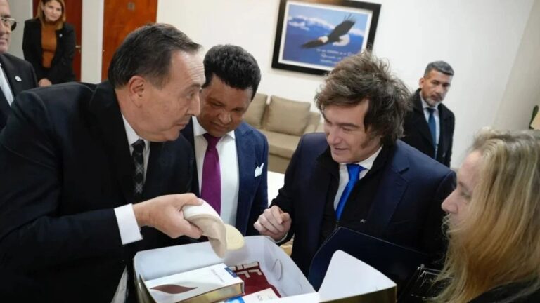 La Justicia ya investiga la «milagrosa» conversión de pesos a dólares del pastor que visitó Milei