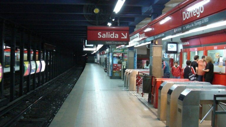 Trabajadores del subte levantan molinetes en apoyo al Hospital Garrahan