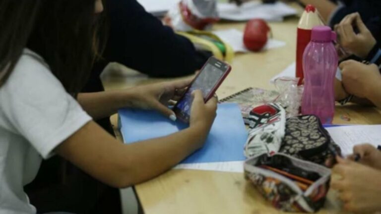 Celulares en las aulas de Rosario: prohibidos por ley, pero familias y escuelas chocan a diario por su uso