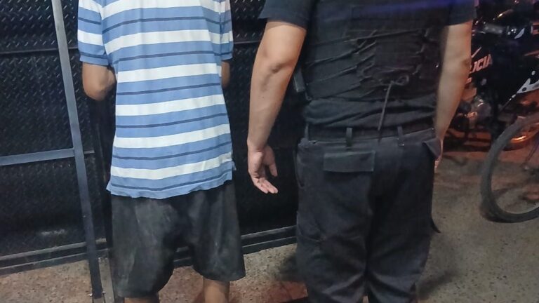 Un hombre fue detenido bajo la lluvia con cocaína lista para la venta y dinero en efectivo