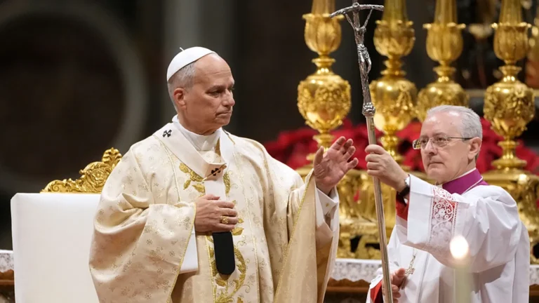 El papa León XIV llamó a rechazar la guerra y a escuchar el sufrimiento humano en la misa de Navidad