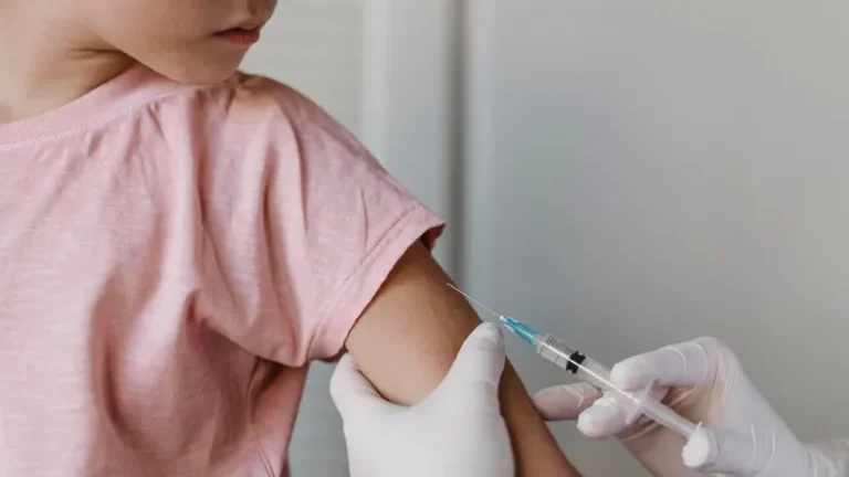 Aplican multas y arresto a padres que no vacunen a sus hijos