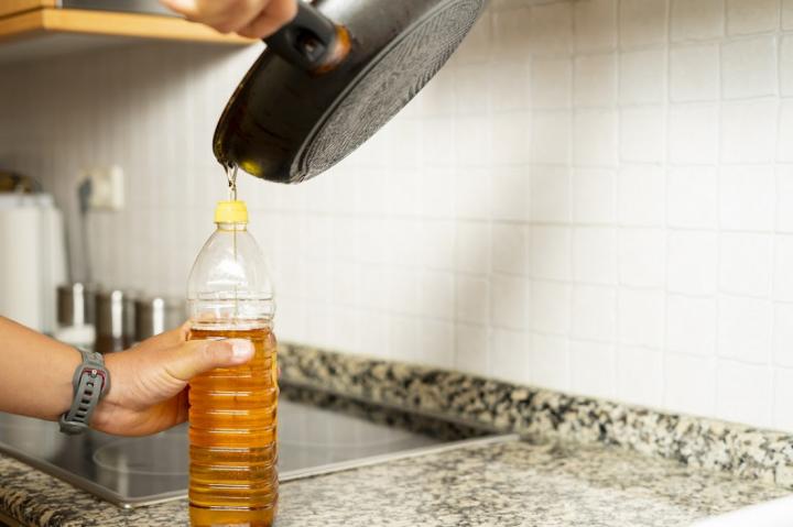 De la cocina al motor: cómo funciona el circuito del aceite usado