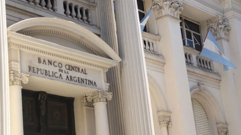 El gobierno intervino en la plaza cambiaria y el BCRA compró dólares