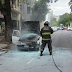 Otro auto incendiado: fue en pleno  bulevar Gálvez y debieron intervenir bomberos