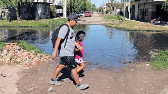 Más de 300 mil familias viven en hogares con pisos de tierra: el impacto en infancias