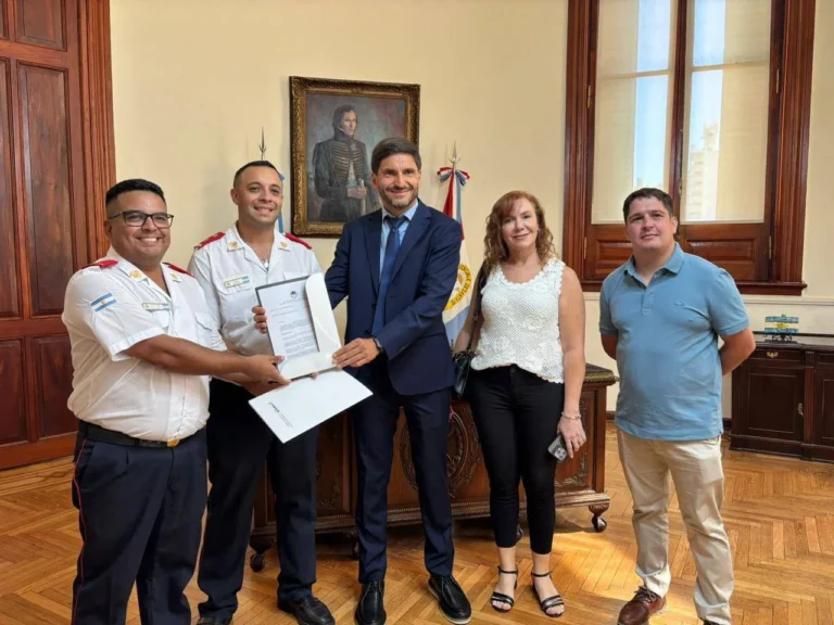 Provincia entregó equipamiento y un aporte económico a los Bomberos Voluntarios de Pueblo Esther