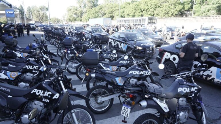 Protesta en la Jefatura de Policía de Rosario: el gobierno aplicará sanciones