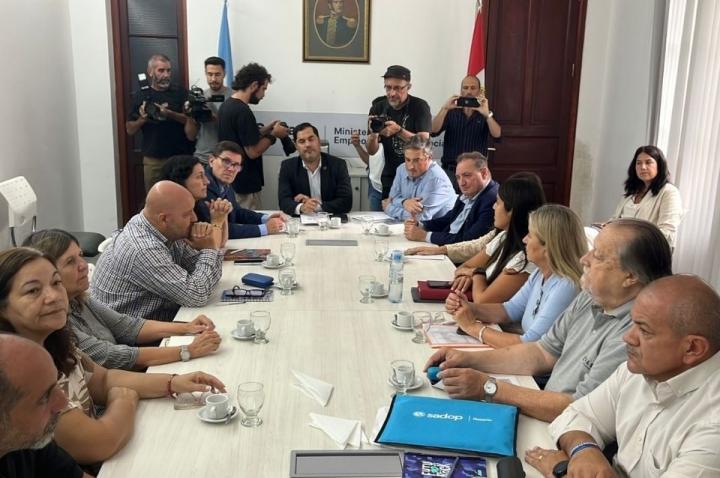 Maestros piden un 33% de aumento o las clases no empiezan