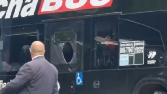 El micro de Estudiantes recibió un piedrazo llegando a la cancha de Gimnasia