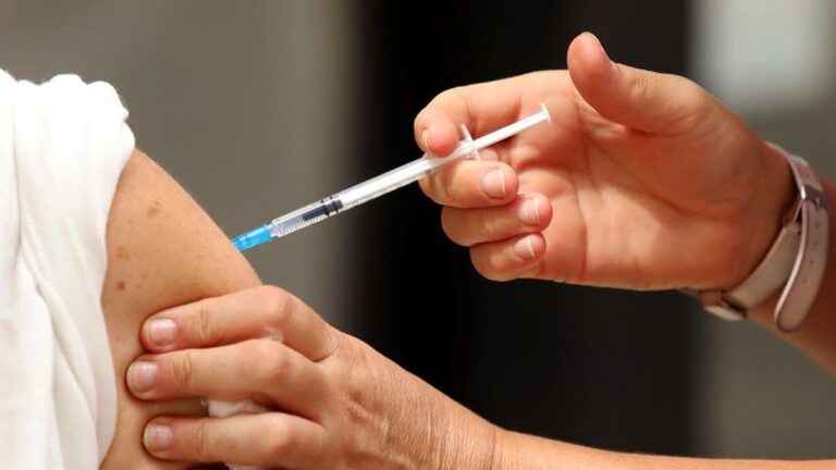 El gobierno adelanta la campaña para la vacuna antigripal: cuáles son los síntomas y quiénes deben vacunarse