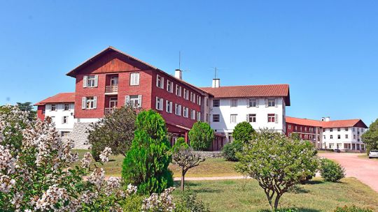 Nación desafectó los hoteles de Embalse y deja la puerta abierta a su privatización