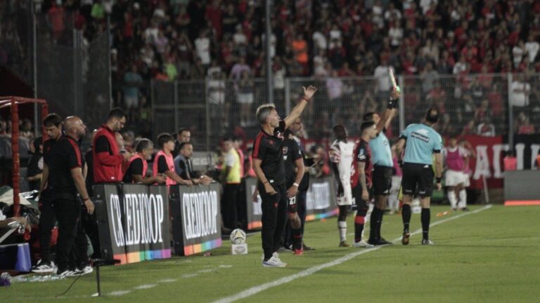 Newell’s: «Los futbolistas están golpeados, hay que apoyar y estar juntos el domingo», dijo Bernardi