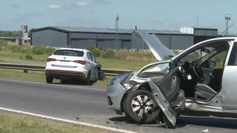 Choque y caos en la autopista Rosario-Buenos Aires: rescatan a una pareja herida