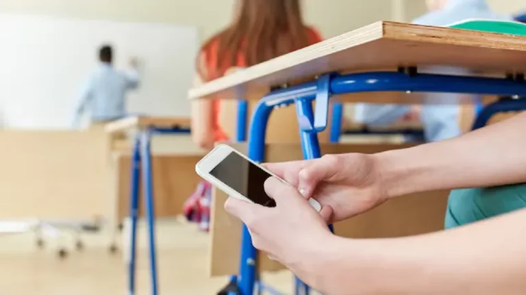 Prohíben el uso de celulares en las escuelas secundarias