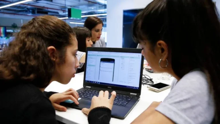 La industria tecnológica busca talento, pero las mujeres siguen siendo minoría en Argentina