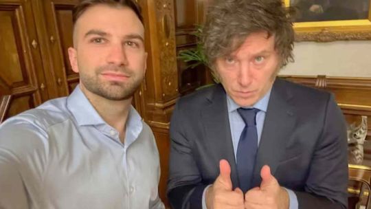 Un mensaje de Mauricio Novelli sugiere que manejaba el teléfono de Javier Milei: Le voy a agarrar el cel para darle RT