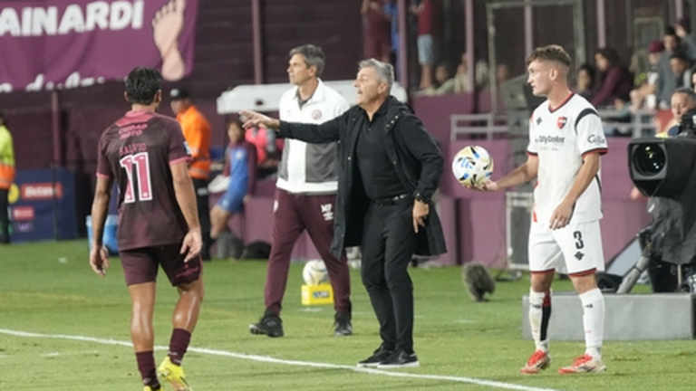 Frank Kudelka: «No estamos a la altura de la camiseta de Newell’s y eso me saca de los cabales»