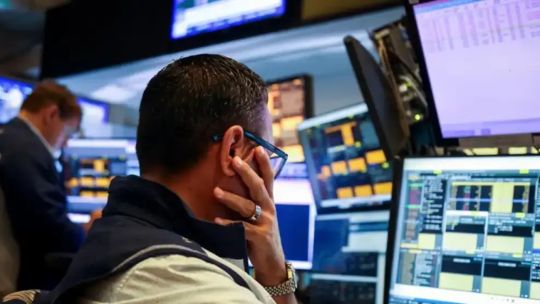 Fernando Camusso advirtió que el mercado global se complica con Wall Street en baja y el petróleo en alza