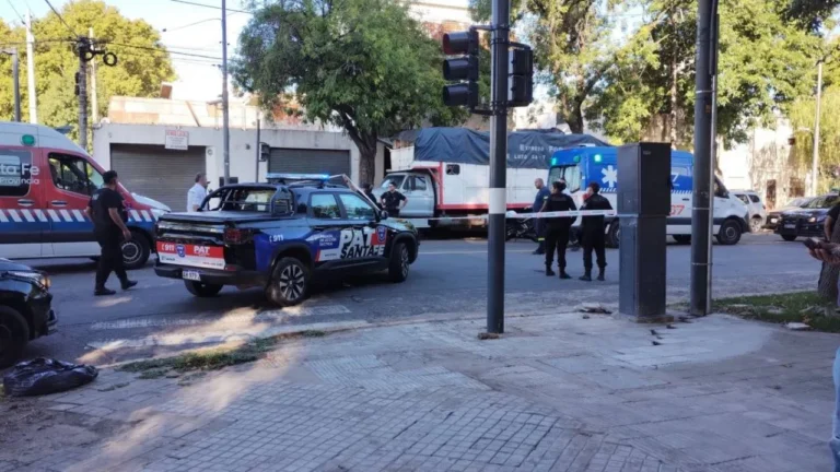 Tragedia y conmoción en la zona sur: un joven perdió el control de su moto, derrapó y murió