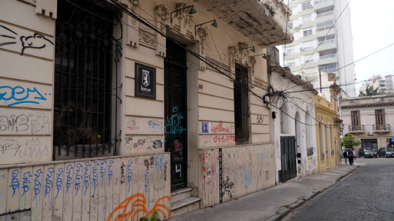 Antes de cerrar, el bar Berlin remata sus muebles, vajilla y hasta la bola de espejos