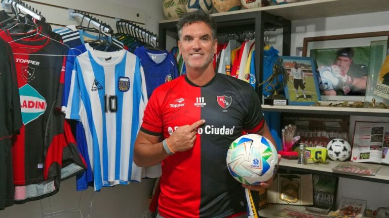Germán Caffa, exarquero de Newell's, en su local de mates y cuchillos en Asunción, Paraguay.