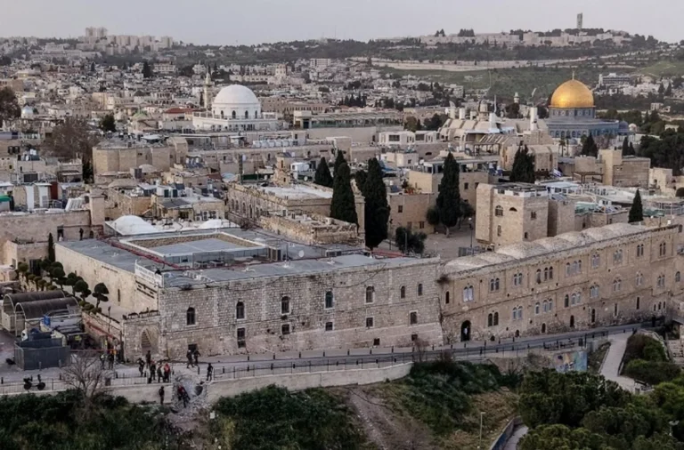 Vista exterior de la Iglesia del Santo Sepulcro en Jerusalén.