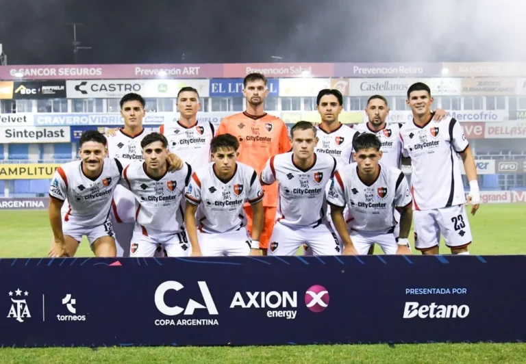 Jugadores de Newell's Old Boys durante un partido de fútbol.