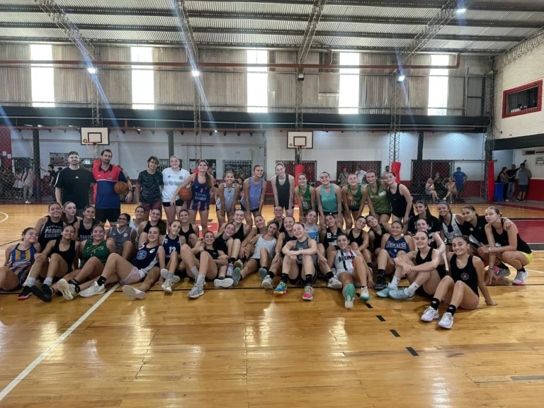 Grupo de jugadoras de la preselección femenina U17 de Rosario durante un entrenamiento en Granadero Baigorria.
