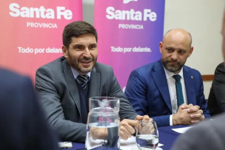 Gobernador Maximiliano Pullaro y ministro Gustavo Puccini en un acto público.