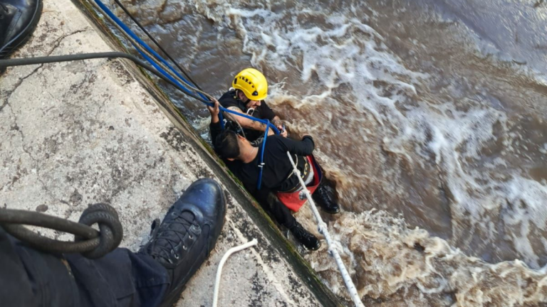 Operativo de rescate de Bomberos en el arroyo Ludueña, Santa Fe