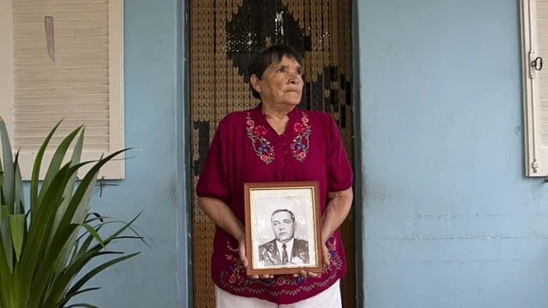 Berta Carranza, hija de un fusilado en 1956, durante una entrevista.