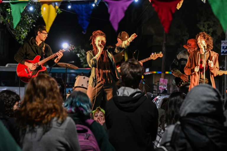 Celebración comunitaria en la calle del barrio Abasto, Santa Fe, con música y actividades para toda la familia.