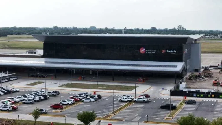 Vista aérea del Aeropuerto Internacional de Rosario con un avión en la pista.
